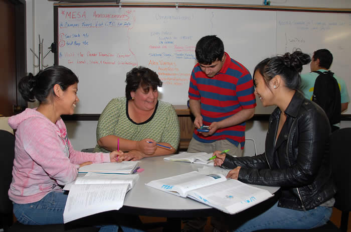 Cassandra Hernandez-Vives & MESA Students work in lab.