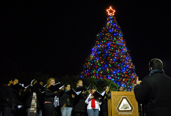 The Delta Singer Perform at the Hospice Tree of Lights Ceremony.