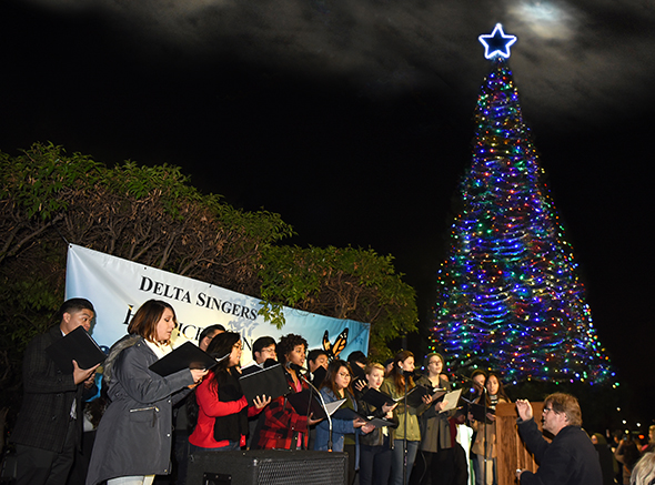 Bruce Southard directs the Delta Singers at the 2017 Hospice of San Joaquin Tree of Lights Ceremony